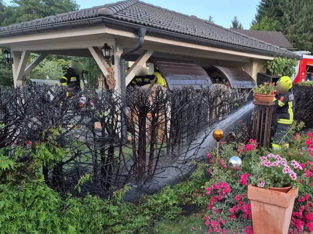 Eine Hecke am Damnigweg in Stallhofen brannte am Mittwochabend.  | Foto: Freiwillige Feuerwehr Moosburg in Ktn.