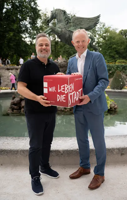 Neue Ausstellung in der Wolf-Dietrich-Halle im Schloss Mirabell. Im Bild:v.l.: Andreas Zwettler, Koordinator Bewohnerservicestellen; Michael König, Geschäftsführer Diakonie | Foto: Stadt Salzburg/Alexander Killer