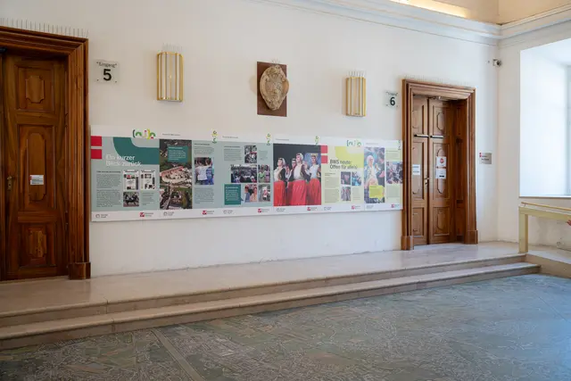 Die Ausstellung unter dem Titel „Vom Bewohnerservice zum Stadtteilzentrum – Herkunft, Gegenwart und Zukunft der Sozialen Stadt“ kann ab sofort in der Wolf-Dietrich-Halle besucht werden. | Foto: Stadt Salzburg/Alexander Killer