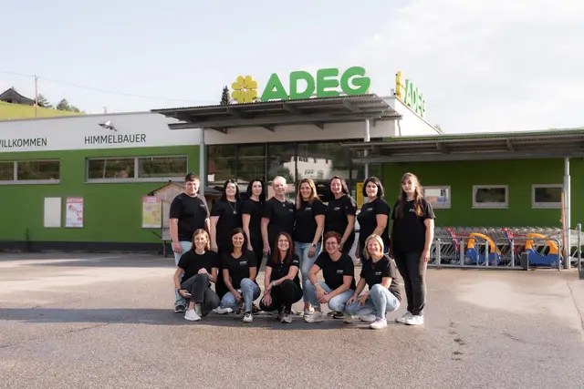 Hinter Adeg Himmelbauer steht ein starkes Team bestehend aus elf Mitarbeiterinnen und zwei Lehrlingen. | Foto: Rewe Großhandel GmbH/Adeg Himmelbauer