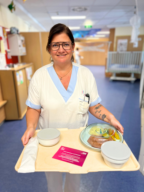 DGKPin Andrea Knoth teilt das Essen aus und informiert zum richtigen Verhalten bei großer Hitze. | Foto: OÖG