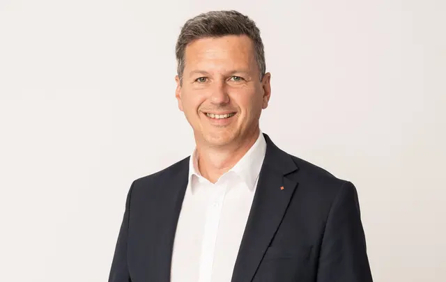 Landeshauptmann Daniel Fellner steht am 11. August gemeinsam mit Mitarbeiterinnen und Mitarbeitern mit Assistenzbedarf im Brauhaus der Lebenshilfe Kärnten am Herd. | Foto: Lebenshilfe Kärnten