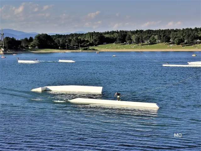 Wer in der Steiermark Wakeboarden möchte, findet Anlagen am Schwarzlsee und am Planksee. | Foto: Marie Ott
