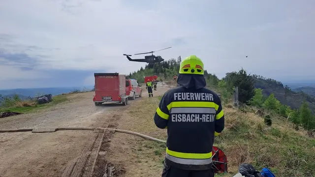 Vor rund drei Monaten haben Feuerwehrleute 17 Tage lang die Flammen in Eisbach-Rein bekämpft. Die erneute Hitzewelle bringt wieder erhöhte Waldbrand-Gefahr.  (Archivbild)  | Foto: BFVGU