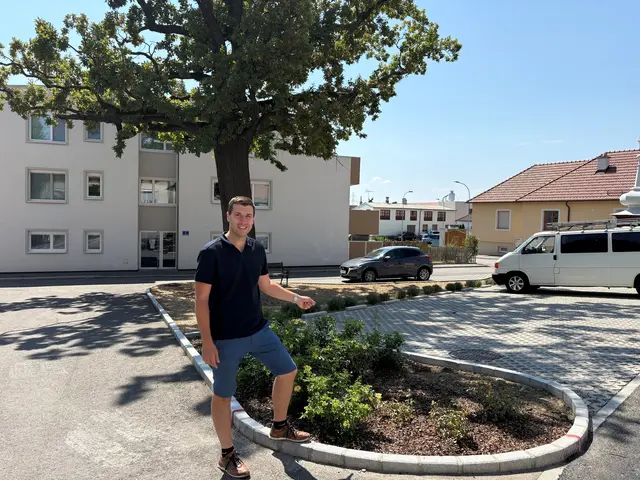 Bürgermeister Florian Hinteregger zeigt die 2023 entsiegelte Fläche in Sitzendorf | Foto: Gemeinde