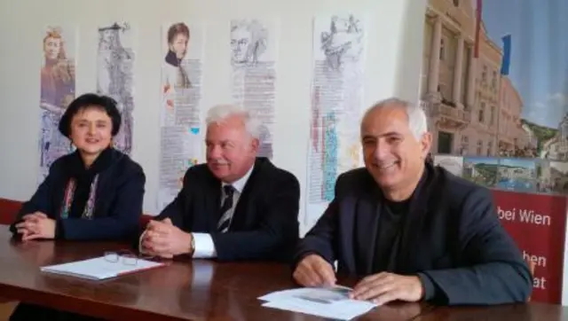 Im November 2014 wurde Minna Antovas Zeit.Fenster-Projekt mit Baustadtrat Hans Hornyik (r.) und Bürgermeister Staska vorgestellt. Im Hintergrund sieht man die ersten fünf Tafeln (Bertha von Suttner, Fanny von Arnstein, Zar Peter der Große und Kronprinz Rudolf. Zweite Tafel von rechts Ludwig van Beethoven, der es allerdings nie an die Fassade des Beethovenhauses schaffte. Rund 20 Berühmtheiten hätten in Baden angebracht werden sollen. Das Projekt blieb unvollendet. | Foto: Stockmann/Archiv
