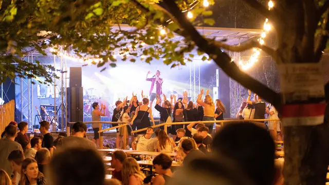 Auch heuer lädt die FF Friedberg wieder zum Steinbruchfest ein. Am Samstag, dem 15. August, und Sonntag, dem 16. August, verwandelt sich der Steinbruch Friedberg erneut in eine Feskulisse. | Foto: FF Friedberg