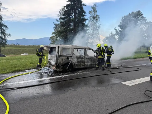 Ein Pkw geriet bei der Autobahnabfahrt in Brand.