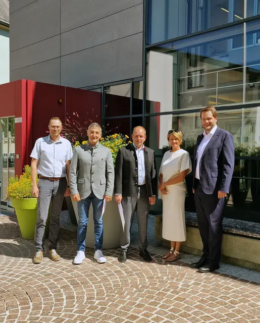Die neue Gemeindeführung von Holzgau wurde angelobt v.li.: Gemeinderevisor Christoph Fringer, Bürgermeister-Stellvertreter Elmar Blaas, Bürgermeister Markus Kerber, BH Katharina Rumpf und der ehemalige Bürgermeister Florian Klotz. | Foto: BH Reutte