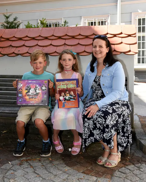 Die Gewinner Maxi Zmug und Lily Kristine Lesiak mit Vizebürgermeisterin Michaela Lientscher.

  | Foto: Stadtgemeinde Wolfsberg