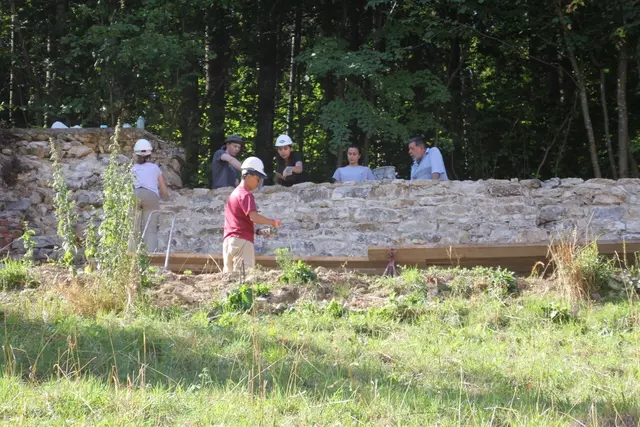 Die Studenten (rechts im Bild Restaurator Peter Meder) wohnten im Stift Rein und wurden dort auch verköstigt. Eine  Führung mit Stiftshistorikerin Elisabeth Brenner durch Bibliothek, Basilika und Historische Säle fand bei den Heritage Volunteers großen Anklang. | Foto: Braunendal