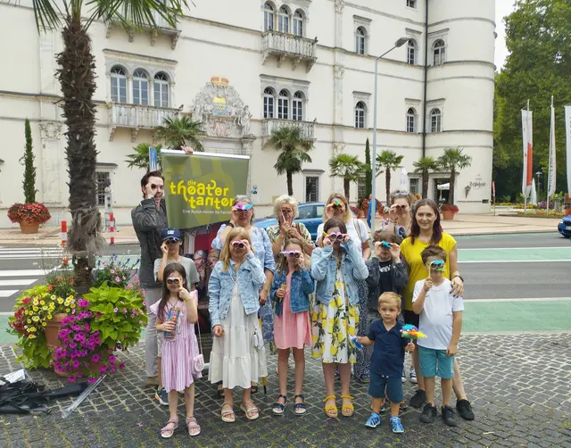 Das Ensemble Porcia nahm den kuriosen Welttag der Tante zum Anlass, um gemeinsam mit dem Publikum ein besonderes Zeichen der Solidarität zu setzen.  | Foto: NW_THT
