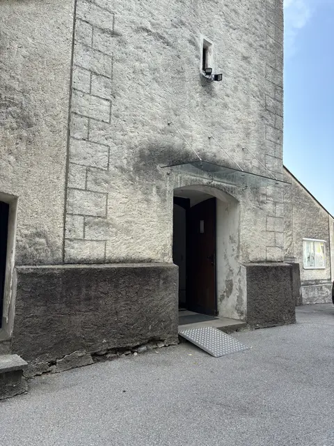 Im Zuge der Umgestaltung des Platzes soll der Zugang zur Kirche barrierefrei werden. | Foto: Lauren Fahrenberger / MeinBezirk