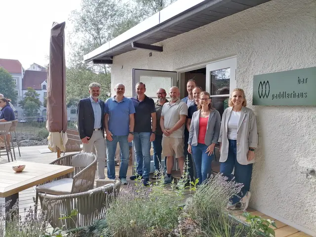 Bild
V.l.n.r.: Innenstadtmanager Ralf Reiter, Othmar Riepl (Elektro Lamplmayr), Stephan Mayr (Mayr Bau), Christian Mayr (Landgasthaus Mayr), Patrick Lipfert (Dachdeckerei Lipfert), Helmut Kaiser (Raiffeisenbank Steyr), Josef Stigler (Bestattung Stigler), Vizebürgermeisterin Anna-Maria Demmelmayr und Steyr / Stadt.Impuls Chefin Daniela Zeiner.  
 | Foto: Steyr / Stadt.Impuls