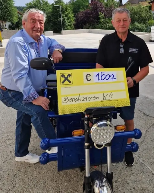 Ernst Kaltenecker vom Autohaus Kia Gruber und Obmann Willi Stöcklhuber vom Benefizverein Waldviertel. | Foto: Benefizverein Waldviertel