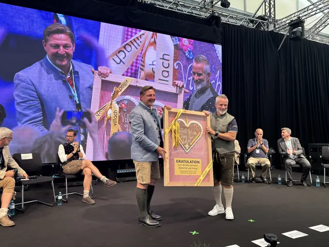 Bgm. Günther Albel überreichte Aaron Fellis, Corporate Vice President, ein gigantisches Kirchtagsherz. 