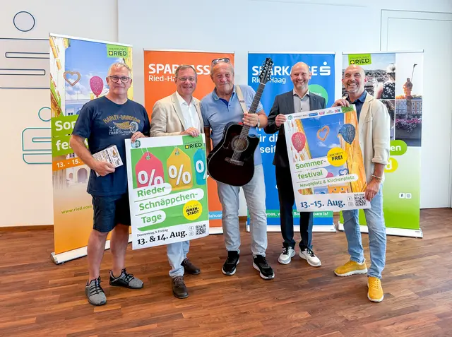 Michael Großbötzl, Bernhard Zwielehner, Kurt Berger von den Skybirds, Stefan Knödlstorfer (Sparkasse Ried-Haag) und Helmut Slezak.  | Foto: MeinBezirk/doms