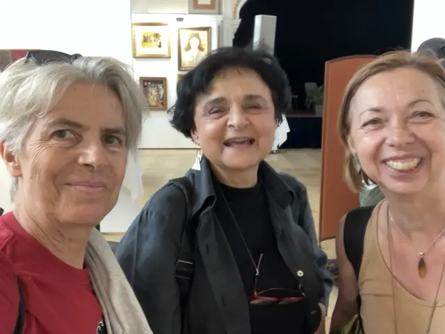 Schnell kann man ins Gespräch: Journalistin Gabi Stockmann, Künstlerin Minna Antova, Kunstvermittlerin Eva Morineau | Foto: Stockmann