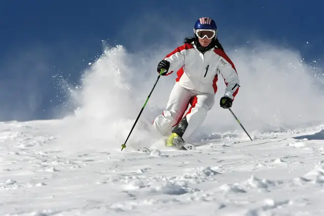 Daniela Schuster feierte ihre Karrierehöhepunkte im Tiefschnee und Formationsfahren. Heute gibt sie ihr Wissen als Coach weiter. | Foto: Dieter Menne