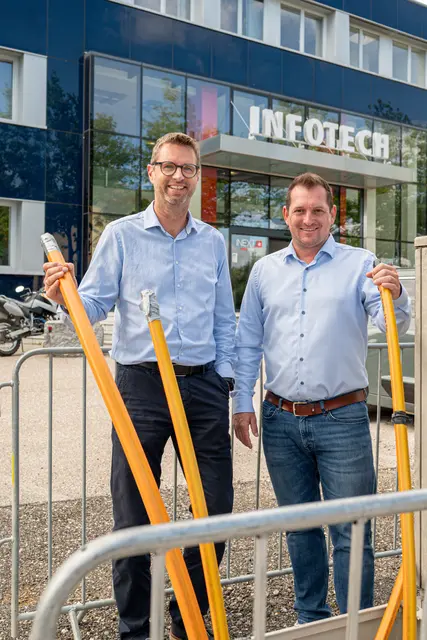 Mag. Bernhard Schuster und Stefan Kitzmantl, MSc., Geschäftsführer von Infotech, gestalten die digitale Zukunft der Stadt.  | Foto: Infotech