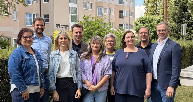 Von links: Sozialstadträtin Elisabeth Krammer, Hausleiter Michael Prieler, Bezirkshauptfrau Andrea Wildberger, WSG-Vorstandsobmann Stefan Hutter, Andrea Herain, Nicole Miesenberger, Stadträtin Alexandra Hofstadler, Amtsleiter Holger Hasenöhrl und Bürgermeister Fritz Robeischl.
 | Foto: Gemeinde Pregarten