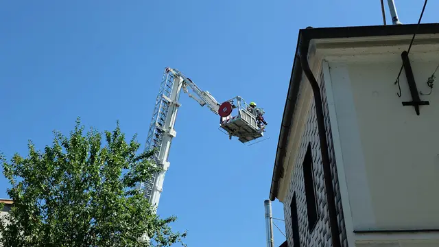 Mit vereinten Kräften bekämpften die Feuerwehren den Dachstuhlbrand in Ennsbach. | Foto: DOKU-NÖ