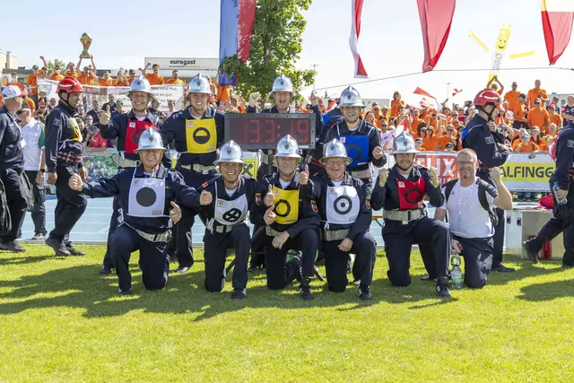 Hauer Robert, Moser Lukas, Leopold Renner, Reiner Karl jun. und knieend (v.l.n.r.): Moser Walter, Hauer Johann, Vlasich Roman, Gschmeidler Erwin, Schwarzbart Michael, Panzirsch Wolfgang 

  | Foto: NÖ Landesfeuerwehrverband 