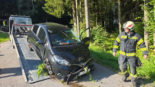 Das Auto wurde geborgen und an das Abschleppunternehmen übergeben. | Foto: FF Ahorn