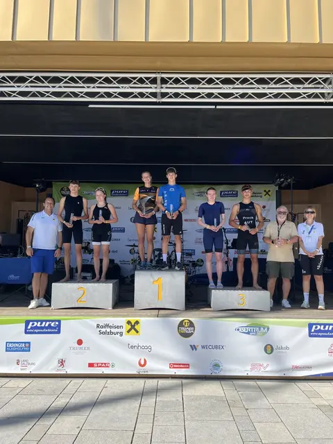 Der 16-jährige Nachwuchs-Triathlet Lukas Widlroither bei der Siegerehrung in Obertrum ganz oben am Podest. | Foto: Privat