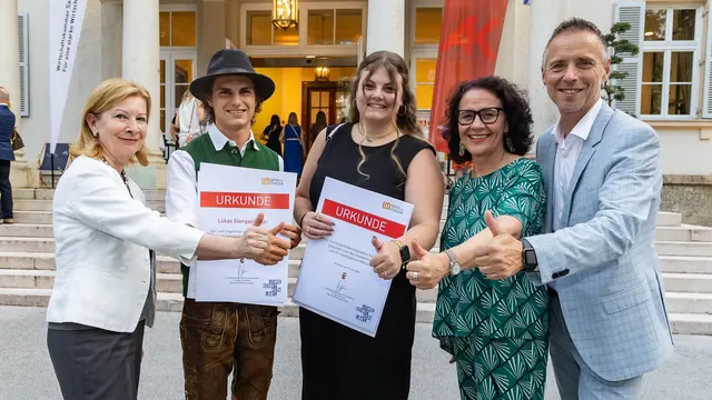 (v. l.): WKS-Vizepräsidentin Marianne Kusejko, Metalltechniker Lukas Stangassinger aus Adnet, Steuerassistentin Jana Ulz aus Großarl, Bildungslandesrätin Daniela Gutschi und AK-Präsident Peter Eder. | Foto: WKS/Neumayr