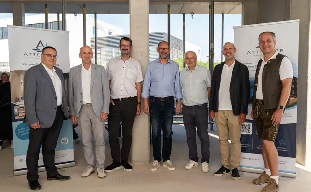 Josef Renner, Leiter der WKO-Bezirksstelle Vöcklabruck, Wolfgang Mairhofer (Business Upper Austria), Josef Pichler, Vizedekan der FH OÖ am Campus Hagenberg, Christian Meschnig, CEO Rosenberger Telematics, Peter Beisteiner, LAbg. Rudolf Hemetsberger (Bürgermeister Gemeinde Attersee), LAbg. Christian Mader (Bürgermeister Gemeinde Schlatt) (v.l.). | Foto: Sarah Berger