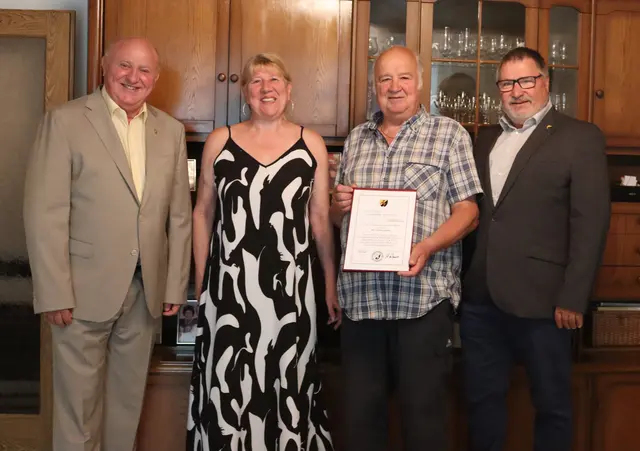Die Familien und Freunde von Franz und Aloisia Friedrichkeit aus Himberg feierten mit dem Ehepaar die goldene Hochzeit. | Foto: Marktgemeinde Himberg