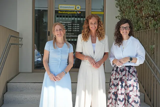 Vor dem Eingang zur Beratungsstelle von lilawohnt: LRin Eva Pawlata (Mitte) mit den Geschäftsführerinnen Julia Schratz (r., lilawohnt) und Elke Luwitsch (l., Tiroler Kinder und Jugend GmbH). | Foto: Land Tirol/Trenker
