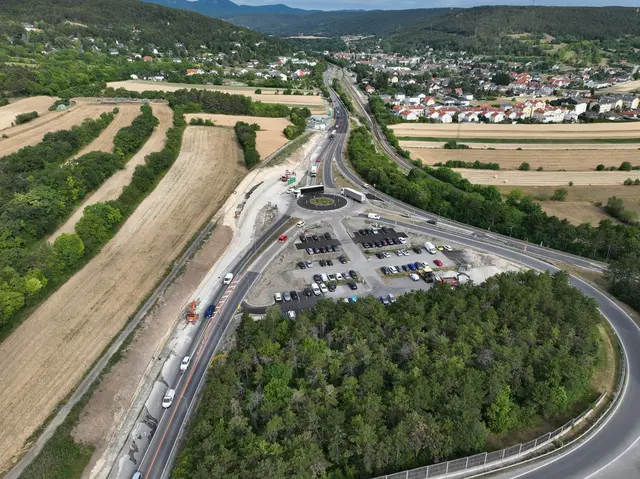 Der Um- und Ausbau der Park &amp; Drive-Anlage sowie die Errichtung der Stützmauer beim westlichen Kreisverkehr stehen kurz vor dem Abschluss. | Foto: NÖ Straßendienst