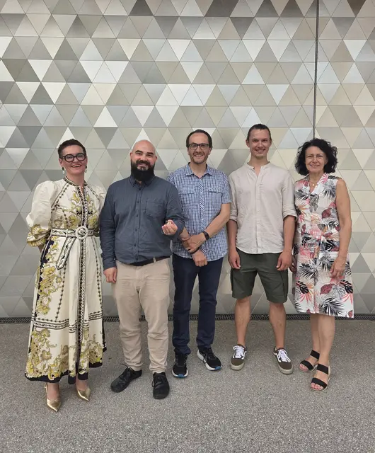 V.l.: Christiane Tusek (JKU Vizerektorin für Finanzen und Entrepreneurship), Tobias Krieger, Armando Rastelli, Maximilian Aigner, Alberta Bonanni (JKU Vizerektorin für Forschung und Internationales) | Foto: JKU