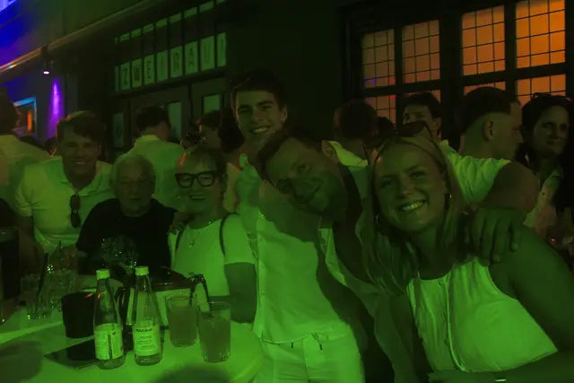 Am Tisch von Angelina Pilz treffen genießen ganze drei Generationen den Abend bei ein paar Drinks zusammen
Paul Wohlfahrt, Lili Fink, Lili Pöchl, Alexander Pöchl, Andreas Pilz, Angelina Pilz | Foto: Rebecca Cermak