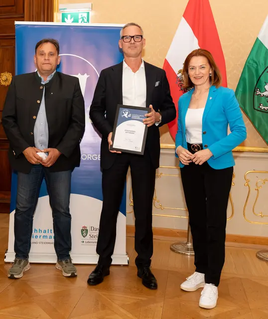 Erwin Wurzinger und Simone Schmiedtbauer mit Harald Wenzl (m.) von den Voitsberger Stadtwerken | Foto: Laimer/Land Steiermark
