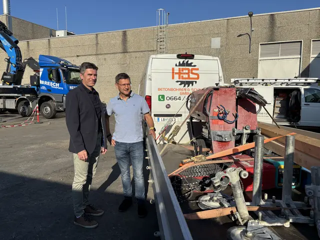 Geschäftsführer Josef Zettel und technischer Leiter Dietmar Steinhöfler mit der Seilsäge, die für den Abbau des Schornsteins zum Einsatz kommt. | Foto: Alexander Schmaranzer/MeinBezirk