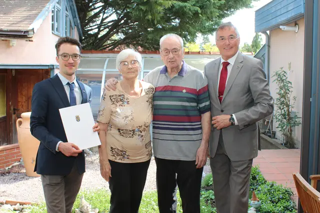 Die Gemeindevertreter gratulierten Erich und Angela Malek zur außergewöhnlichen Ehejubiläum.  | Foto: Gemeinde
