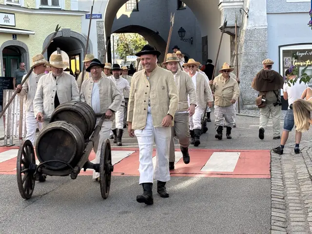 Die Schärdinger Säumertruppe beim Einmarsch in der Barockstadt. Mit dabei auch der Feuerwehrkommandant der Barockstadt, Markus Furtner (r.). | Foto: Franz Gruber