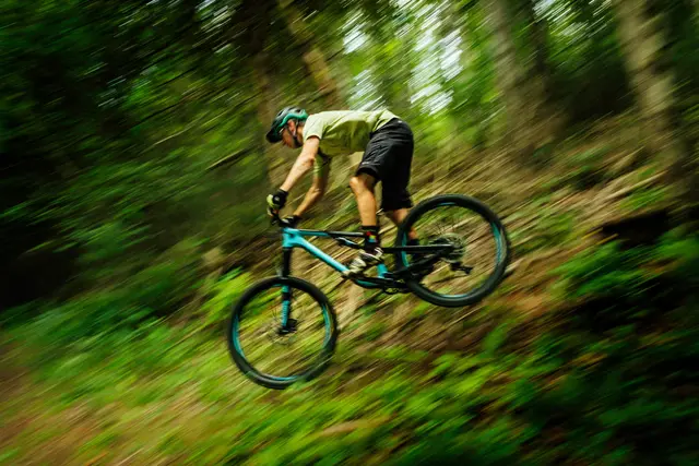 Nach einem Sprung kommt ein 13-Jähriger mit seinem Rad von der Downhill-Strecke ab und prallt mit hoher Geschwindigkeit gegen einen Baum. 
 | Foto: Unsplash / Tim Foster (Symbolfoto)