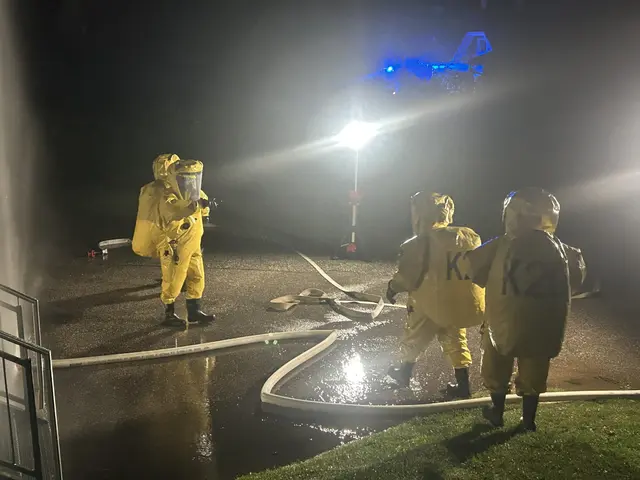 Bereits zu Beginn des Einsatzes wurde im Außenbereich ein Hydroschild aufgebaut, welches dazu diente, eventuell austretendes Chlorgas mit einem Wassernebel niederzuschlagen und so eine Ausbreitung zu verhindern. | Foto: Feuerwehr Völkermarkt
