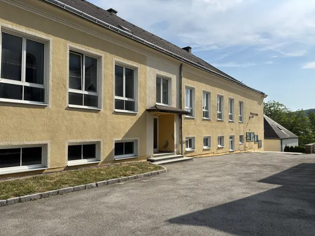 Das alte Gebäude der Volksschule steht seit September 2021 leer. Eine Machbarkeitsstudie prüft gerade, was hier noch entstehen kann. | Foto: Lauren Fahrenberger / MeinBezirk