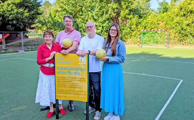 Erstmals erfolgt Sommeröffnung des Sportplatzes für die Allgemeinheit. Von links: Bürgermeisterin Silvia Drechsler, Gemeinderat Norbert Stock Stadtrat Stephan Schimanowa und Stadträtin Nicolina Mitevski. | Foto: Stadtgemeinde Mödling / cb