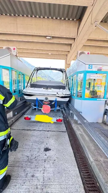 Der Lenker bzw. die Lenkerin des Fahrzeugs sei laut Feuerwehr in eine ungeeignete Fahrspur eingefahren. | Foto: Feuerwehr Friessnitz Rosenbach