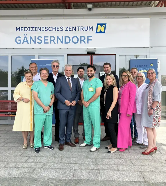 Das Team des Medizinischen Zentrums in Gänserndorf begrüßte Landesrat Kasser sehr herzlich.  | Foto: Landesklinikum Mistelbach-Gänserndorf