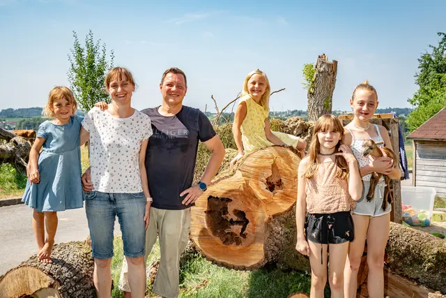Familie Sindhuber (vlg. Oberhochholz) aus Seitenstetten beim umgestürzten, die 
Eremiten beherbergenden Mostbirnbaum
 | Foto: Moststraße / Cleanhill Studios