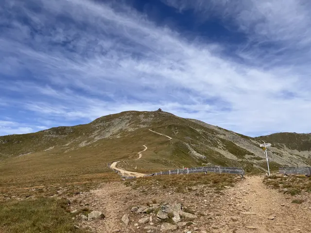 Ein Blick zurück beim Abstieg: Das Schutzhaus am Zirbitzkogel.