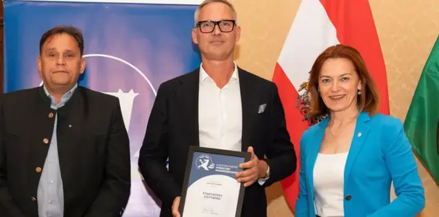 Erwin Wurzinger und Simone Schmiedtbauer mit Harald Wenzl (m.) von den Voitsberger Stadtwerken | Foto: Laimer/Land Steiermark
