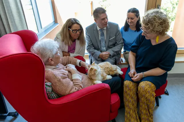 Landesrätin Christiane Teschl-Hofmeister mit einer Bewohnerin als Fotomodel mit der 
Demenzkatze sowie der Geschäftsführerin der Gesundheit Weinviertel GmbH, Mag. Katja 
Steininger, BSc, dem Kaufmännischen Direktor Christian Seidl, MBA und der Stv. 
Pflegedirektorin Suzana Saric des PBZ Korneuburg | Foto: PBZ Korneuburg/Rathfotografie